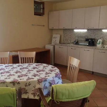 Holiday Guest Houses Anvers 27 * Елените